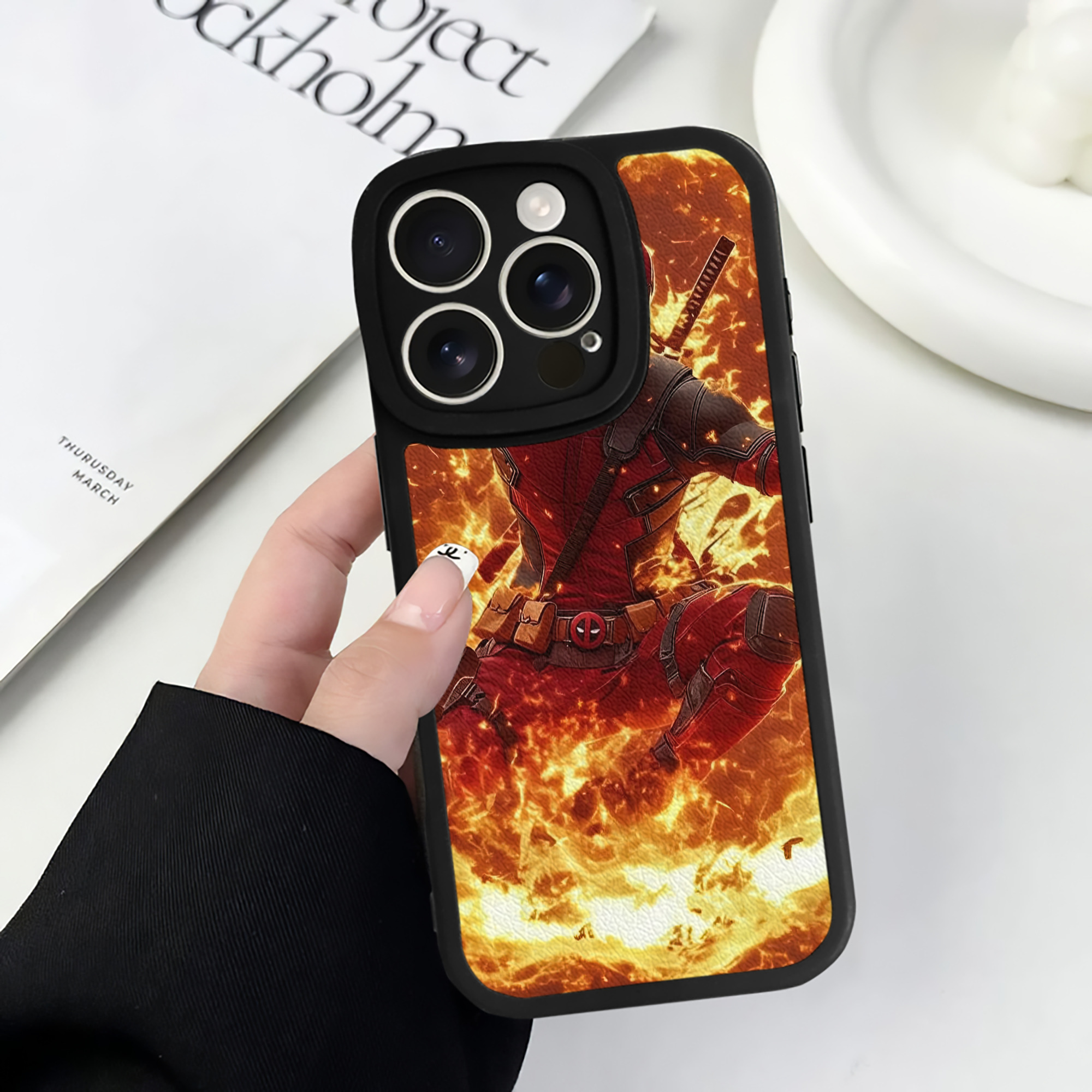 （画像用） Deadpool デッドプール 【iPhone 16シリーズ対応】シリコンスマホケース（レザー調） 材質：シリコン